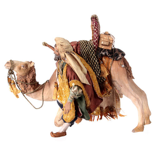 Rei Mago baixando de camelo Presépio Angela Tripi com figuras de altura média 13 cm 3