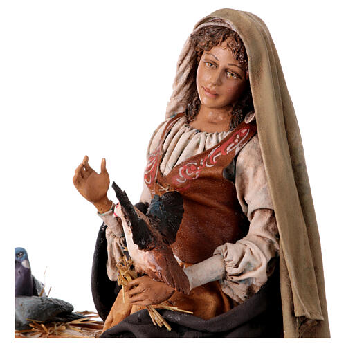 Mulher com pombos para Presépio Angela Tripi com figuras de altura média 30 cm 4