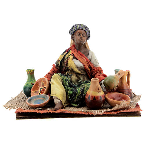 Mulher sentada vendendo objetos de cerâmica para presépio Angela Tripi com figuras de altura média 18 cm 1