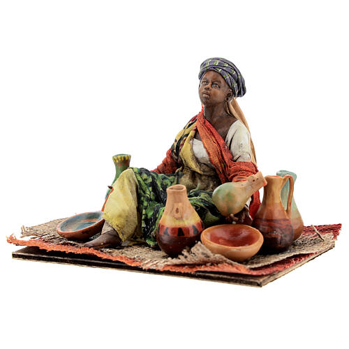 Mulher sentada vendendo objetos de cerâmica para presépio Angela Tripi com figuras de altura média 18 cm 3