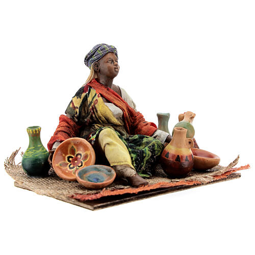 Mulher sentada vendendo objetos de cerâmica para presépio Angela Tripi com figuras de altura média 18 cm 5