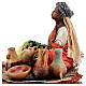 Mulher sentada vendendo objetos de cerâmica para presépio Angela Tripi com figuras de altura média 18 cm s4