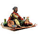 Mulher sentada vendendo objetos de cerâmica para presépio Angela Tripi com figuras de altura média 18 cm s5