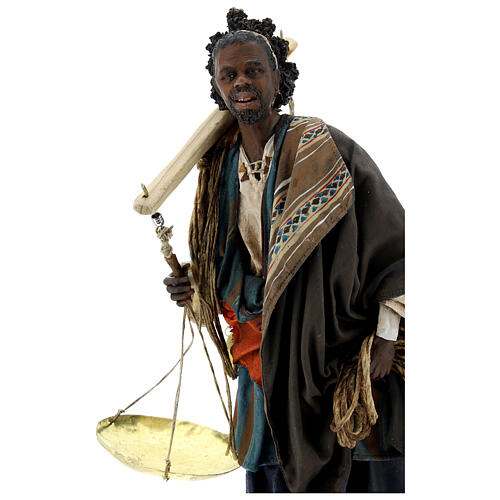 Homem africano com balança para presépio Angela Tripi altura média 30 cm 2