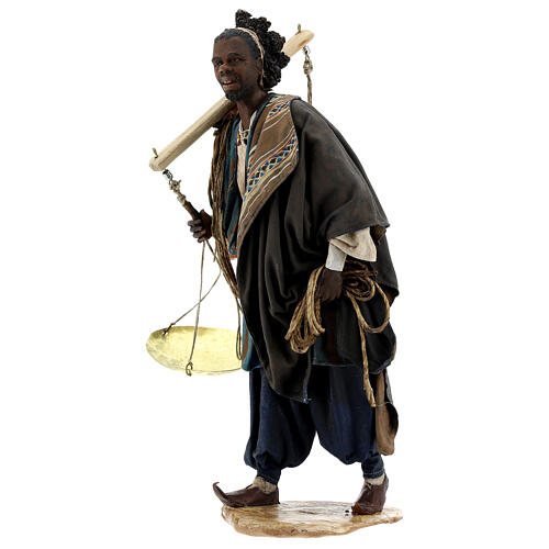 Homem africano com balança para presépio Angela Tripi altura média 30 cm 3