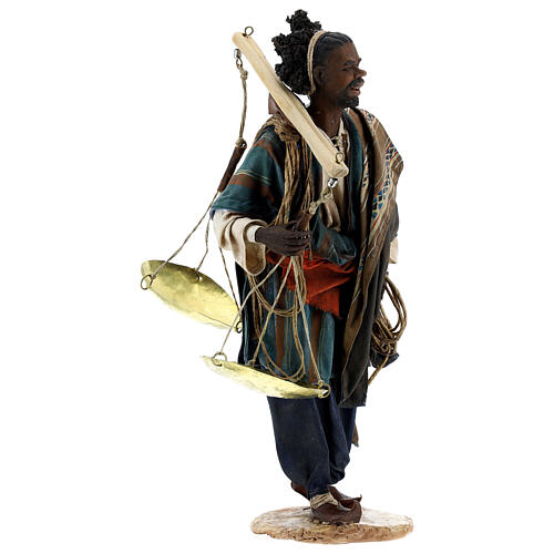 Homem africano com balança para presépio Angela Tripi altura média 30 cm 5