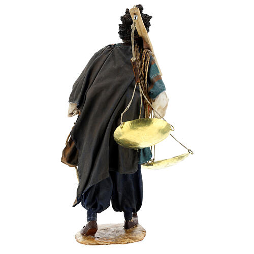 Homem africano com balança para presépio Angela Tripi altura média 30 cm 6