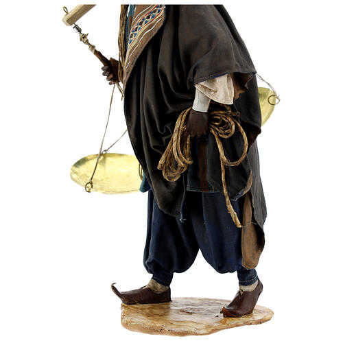 Homem africano com balança para presépio Angela Tripi altura média 30 cm 7