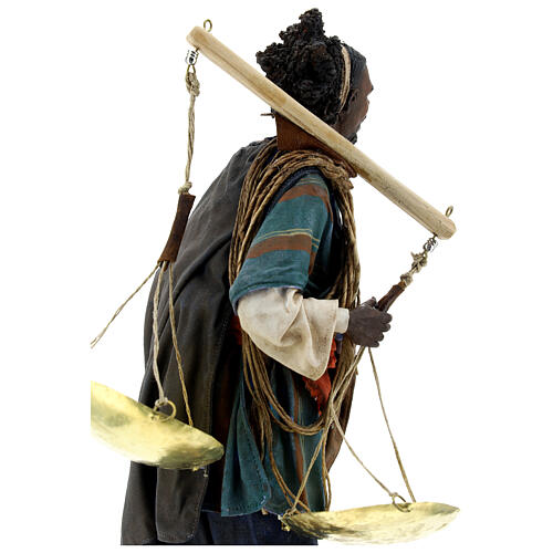 Homem africano com balança para presépio Angela Tripi altura média 30 cm 8