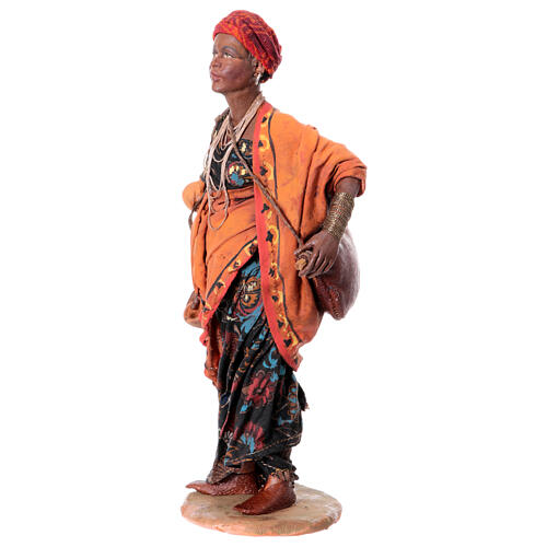 Moor woman carrying water for Angela Tripi's Nativity Scene with 18 cm characters 3
