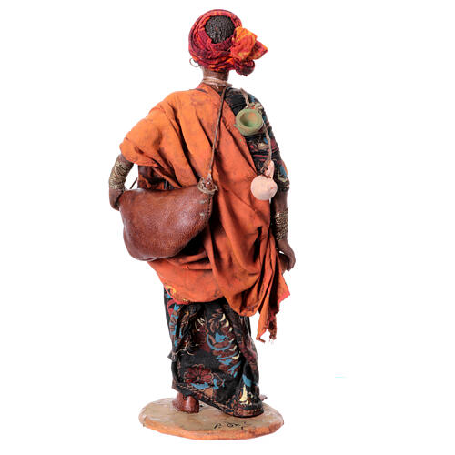 Moor woman carrying water for Angela Tripi's Nativity Scene with 18 cm characters 5