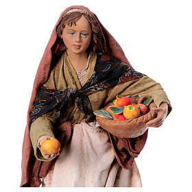 Mujer ofreciendo fruta belén 18 cm Angela Tripi terracota