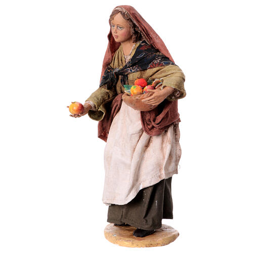 Mujer ofreciendo fruta belén 18 cm Angela Tripi terracota 3