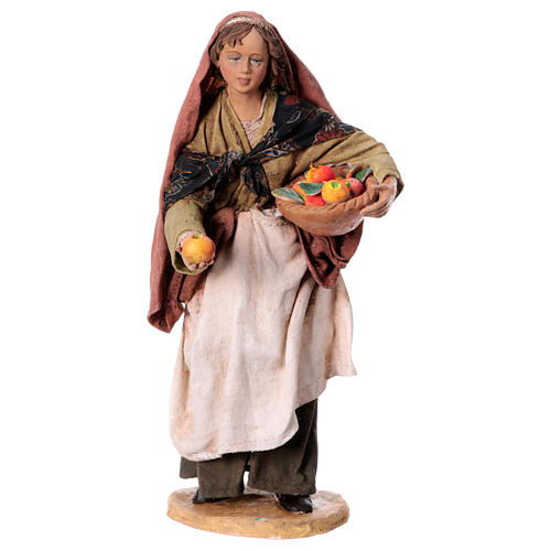 Mulher oferecendo um fruto Presépio Angela Tripi com figuras de altura média 18 cm 1