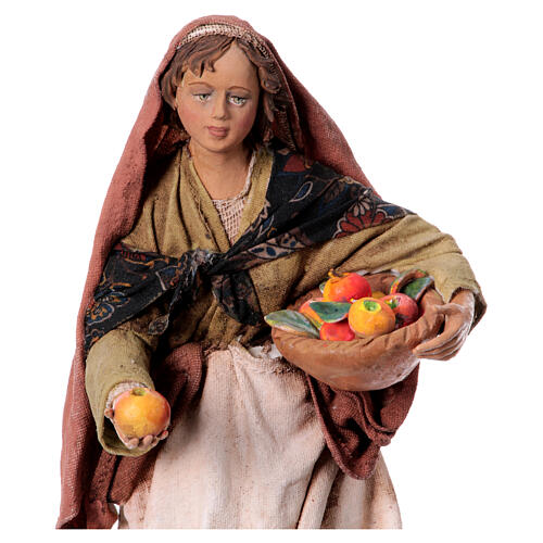 Woman offering fruit, for 18 cm nativity Angela Tripi terracotta 2