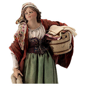 Mulher com tina e roupa para lavar Presépio Angela Tripi com figuras de altura média 18 cm