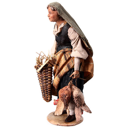 Vieille femme avec poules crèche 18 cm Angela Tripi 3