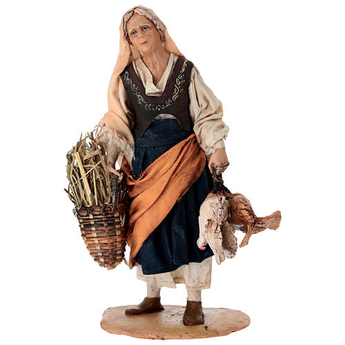 Vieille femme avec poules crèche 18 cm Angela Tripi 1
