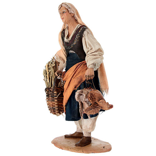 Vieille femme avec poules crèche 18 cm Angela Tripi 3