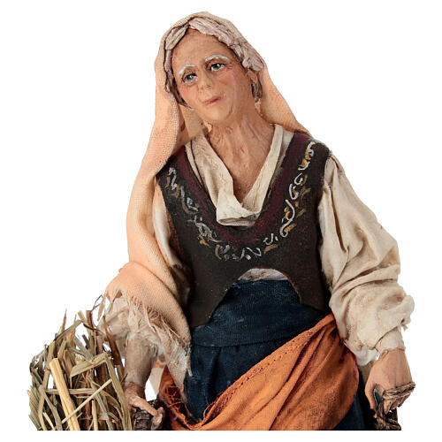 Vecchina con galline presepe 18 cm Angela Tripi terracotta 2