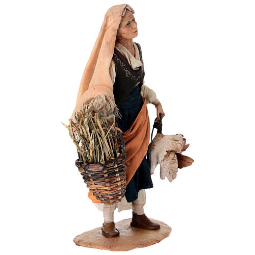 Vecchina con galline presepe 18 cm Angela Tripi terracotta 4