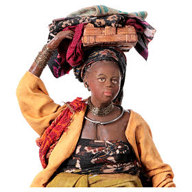 Frau, einen Wäschekorb auf dem Kopf tragend, für 18 cm Krippe von Angela Tripi, Terrakotta