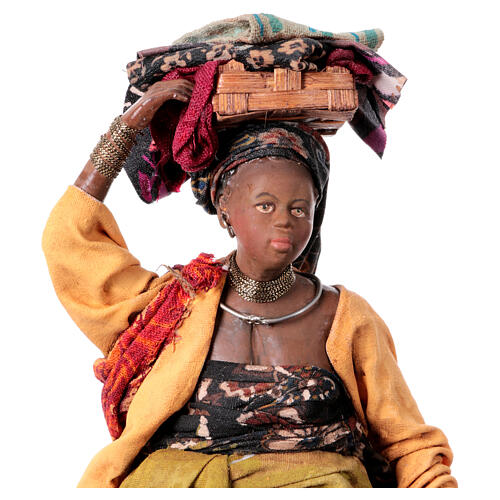 Frau, einen Wäschekorb auf dem Kopf tragend, für 18 cm Krippe von Angela Tripi, Terrakotta 2