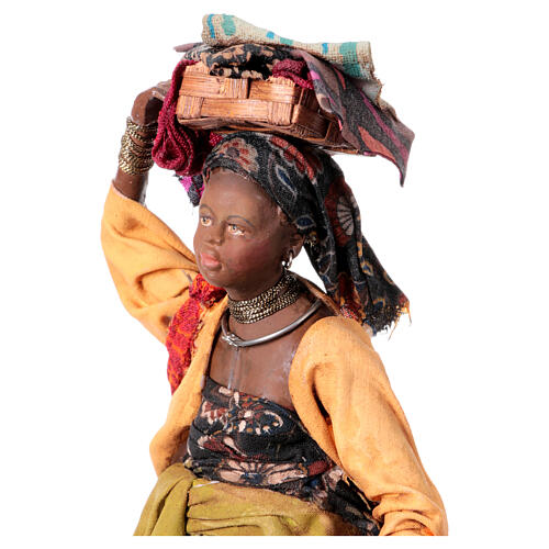 Frau, einen Wäschekorb auf dem Kopf tragend, für 18 cm Krippe von Angela Tripi, Terrakotta 4