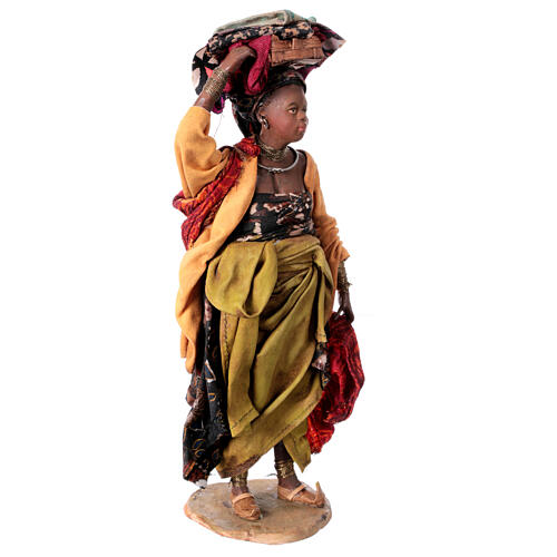 Frau, einen Wäschekorb auf dem Kopf tragend, für 18 cm Krippe von Angela Tripi, Terrakotta 5