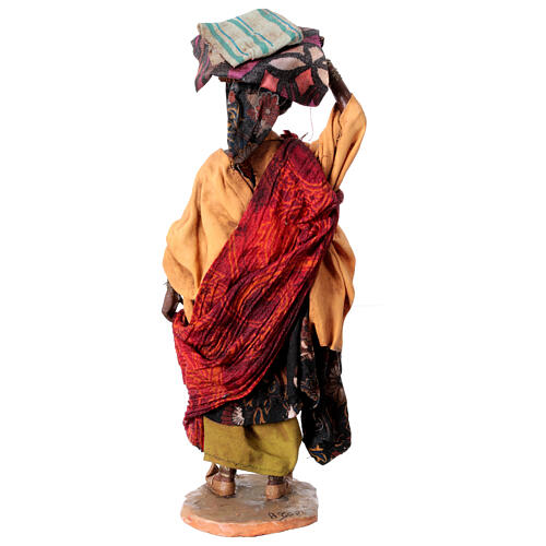 Moura com cesta de roupa na cabeça Presépio Angela Tripi com figuras de altura média 18 cm 6