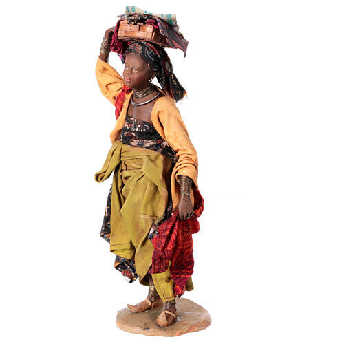 Moor woman with clothes basket on head 18 cm nativity Angela Tripi 3