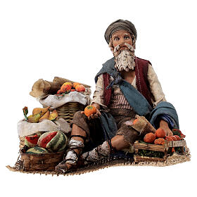 Sitzender Obstverkäufer, für 18 cm Krippe von Angela Tripi, Terrakotta