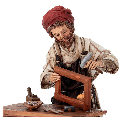 Falegname con banco e attrezzi presepe 18 cm Angela Tripi 2