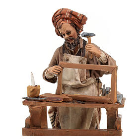 Carpinteiro com bancada e ferramentas Presépio Angela Tripi com figuras de altura média 18 cm