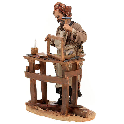 Carpinteiro com bancada e ferramentas Presépio Angela Tripi com figuras de altura média 18 cm 3