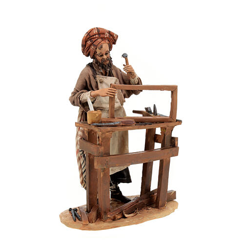 Carpinteiro com bancada e ferramentas Presépio Angela Tripi com figuras de altura média 18 cm 4