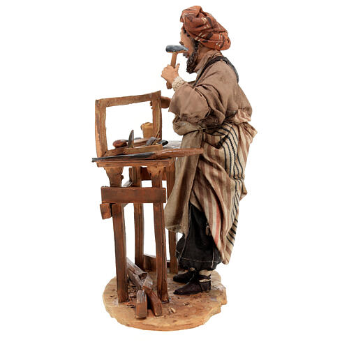 Carpinteiro com bancada e ferramentas Presépio Angela Tripi com figuras de altura média 18 cm 5