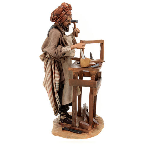 Carpinteiro com bancada e ferramentas Presépio Angela Tripi com figuras de altura média 18 cm 6