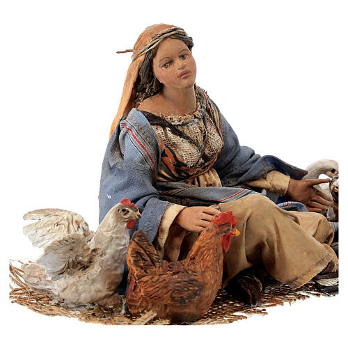 Kobieta siedząca z jajkami, kurami i gęsią, szopka 18 cm, Angela Tripi 2