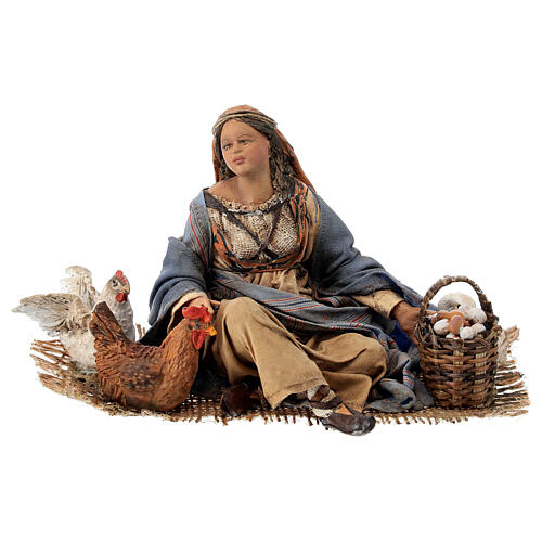 Mulher sentada com galinhas ganso e ovos Presépio Angela Tripi com figuras de altura média 18 cm 1