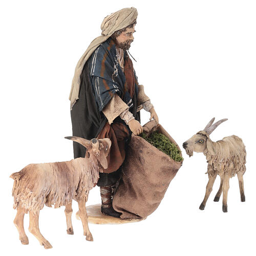Pastor dando de comer a las cabras belén 18 cm Angela Tripi terracota 2