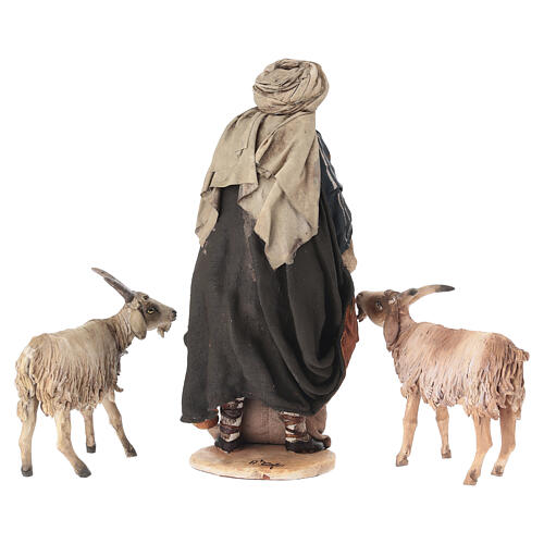Pastor dando de comer a las cabras belén 18 cm Angela Tripi terracota 7