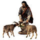 Pastor dando comida às cabras Presépio Angela Tripi com figuras de altura média 18 cm s5