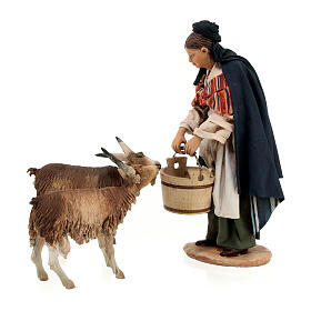 Hirtin, die Ziegen fütternd, für 18 cm Krippe von Angela Tripi, Terrakotta