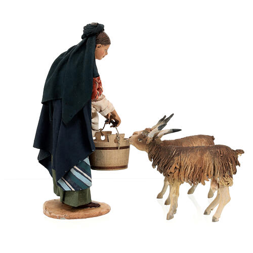 Donna che dà da bere alle capre presepe 18 cm Angela Tripi 8