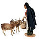 Donna che dà da bere alle capre presepe 18 cm Angela Tripi s3
