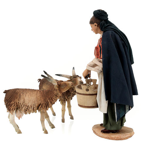 Mulher dando água às cabras Presépio Angela Tripi com figuras de altura média 18 cm 3