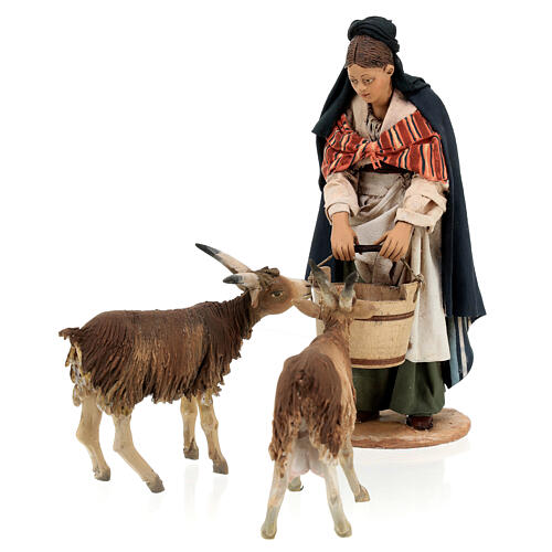 Mulher dando água às cabras Presépio Angela Tripi com figuras de altura média 18 cm 5