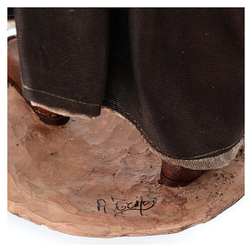 Man carrying mushrooms Angela Tripi 30 cm terracotta 11