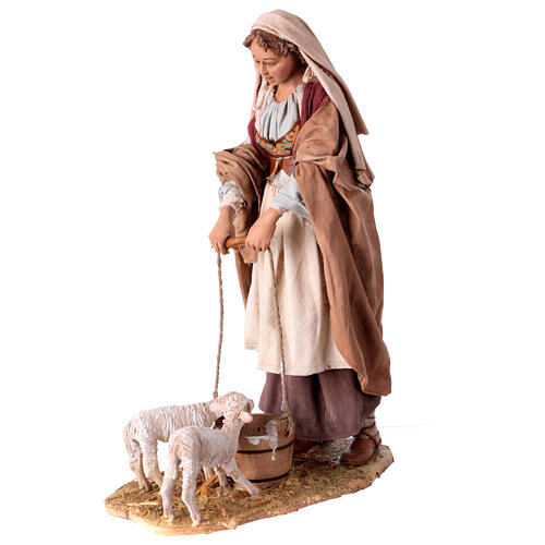 Pastorinha com cordeiros para presépio de Angela Tripi com figuras de 30 cm 3